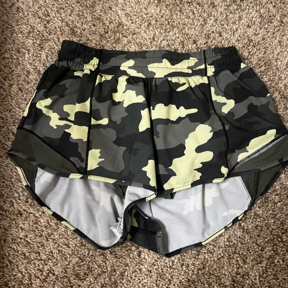 Lululemon Hotty Hot Low-Rise Short 2.5" Heritage 365 Camo Crispin Green Multi - Picture 1 of 3